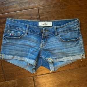 hollister shorty shorts, light medium wash